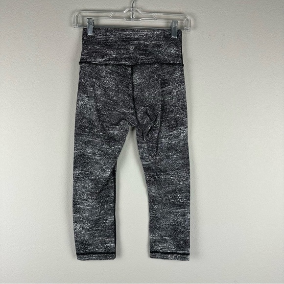 Lululemon Black White Rush Jacquard Wunder Under Crop Athleisure Leggings Size 6 - Picture 2 of 4